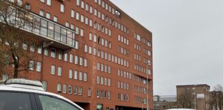 Woningen in gebouw Haarlemmerweg ontruimd na brand Het appartemtencomplex na de brand zaterdagochtend. Op verschillende etages zijn de ramen opengezet vanwege rookschade. (Foto De Westkrant)