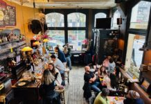 Gezelligheid kent geen tijd bij De Toog in Oud-West