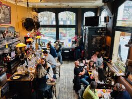 Gezelligheid kent geen tijd bij De Toog in Oud-West