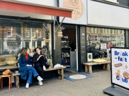 Bij Pools eetcafé Kazik ontbijt je met hotdogs XXL