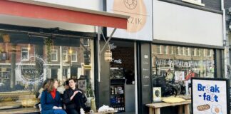 Bij Pools eetcafé Kazik ontbijt je met hotdogs XXL