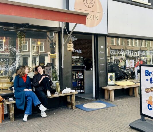 Bij Pools eetcafé Kazik ontbijt je met hotdogs XXL