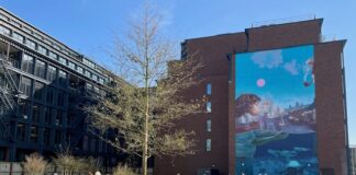 Kinderen helpen bij planten eik in nieuw parkje in Houthaven