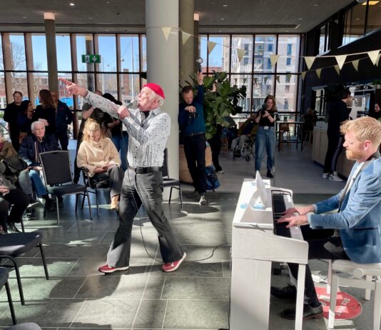 Piano in hal OLVG West brengt kracht muziek naar ziekenhuis