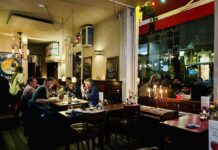 Eten als studenten bij Café Toussaint in Oud-West