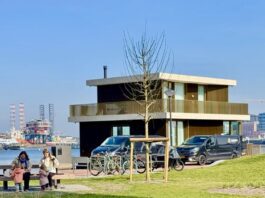 Eerste watervilla afgemeerd in Houthaven