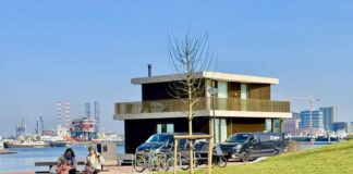 Eerste watervilla afgemeerd in Houthaven