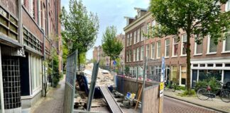 Bouwbakken op parkeerplekken: overlast door verbouwingen blijft