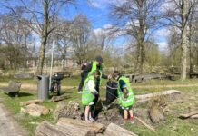 Vrijwilligers ruimen afval rond Sloterplas: ‘Heerlijk de zomer in met een schoon park’