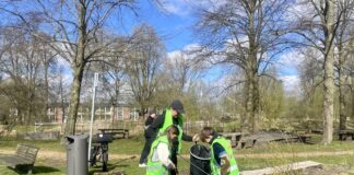 Vrijwilligers ruimen afval rond Sloterplas: ‘Heerlijk de zomer in met een schoon park’