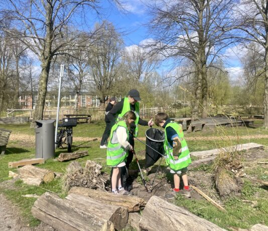 Vrijwilligers ruimen afval rond Sloterplas: ‘Heerlijk de zomer in met een schoon park’