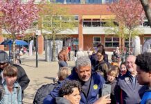 Frank Rijkaard opent straatvoetbaltoernooi op ‘zijn’ Balboaplein