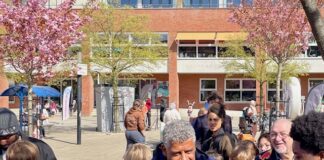 Frank Rijkaard opent straatvoetbaltoernooi op ‘zijn’ Balboaplein
