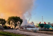 Hoe schadelijk is de rook door voortwoekerende brand op vrachtschip?
