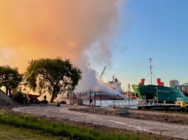 Hoe schadelijk is de rook door voortwoekerende brand op vrachtschip?