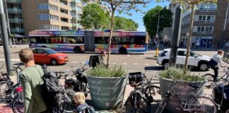 Poëzie van buurtdichters op plantenpotten Bos en Lommer