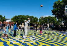 Olympisch kampioen Worthy de Jong opent basketbalveld in Westerpark