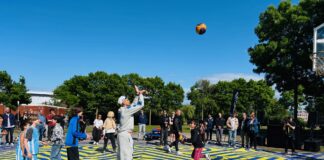 Olympisch kampioen Worthy de Jong opent basketbalveld in Westerpark
