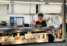 Vietnamees snoepen bij Bonjour Càphê in Houthaven