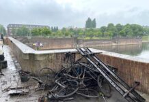 Fietsen, hekken en meer uit water bij Jan van Galenstraat