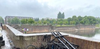 Fietsen, hekken en meer uit water bij Jan van Galenstraat