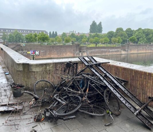Fietsen, hekken en meer uit water bij Jan van Galenstraat