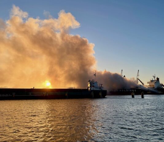 NL-Alert vanwege rook brand op schip in haven West