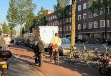 Valpartijen door ‘spookrijdende’ fietsers op Admiraal de Ruijterweg