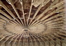 Bikken en graven onder de monumentale Gashouder