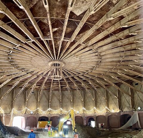 Bikken en graven onder de monumentale Gashouder