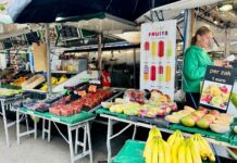 Zomerfruit scoren bij M&M fruit en groente op de Ten Katemarkt