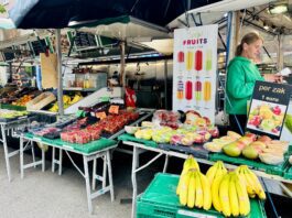 Zomerfruit scoren bij M&M fruit en groente op de Ten Katemarkt