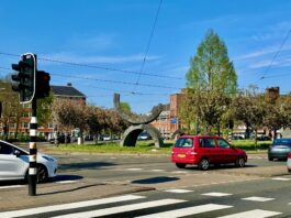 Enorme bronzen bogen zijn weg van het Surinameplein