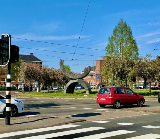 Enorme bronzen bogen zijn weg van het Surinameplein