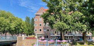 Terras Mi-Ami langs Admiralengracht mag blijven