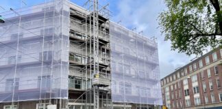 Gevel Van Limburg Stirumplein wordt groener met klimplant