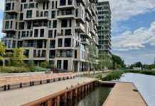 Volop ruimte om in de zon te zitten langs wandelboulevard Haarlemmerweg