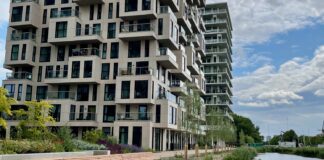 Volop ruimte om in de zon te zitten langs wandelboulevard Haarlemmerweg