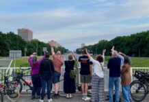 Zwaaien naar laatste automobilisten op Ring A10 West