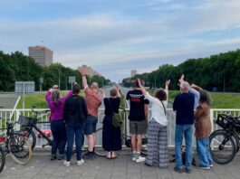 Zwaaien naar laatste automobilisten op Ring A10 West