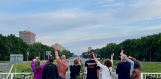 Zwaaien naar laatste automobilisten op Ring A10 West