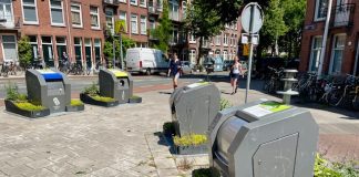 Plantjes in plaats van rommel naast afvalcontainers