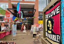 Nieuwe markthal met winkels en horeca in Stopera