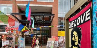 Nieuwe markthal met winkels en horeca in Stopera