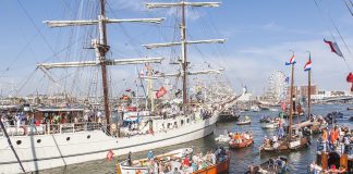 Parade van tall ships trekt tijdens SAIL langs West