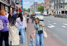 Hoe kom je er langs? Actie met teksten op geblokkeerde stoepen in Amsterdam-West