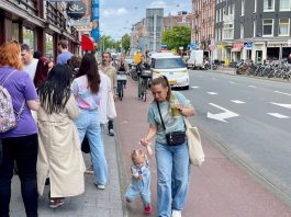 Hoe kom je er langs? Actie met teksten op geblokkeerde stoepen in Amsterdam-West