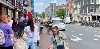 Hoe kom je er langs? Actie met teksten op geblokkeerde stoepen in Amsterdam-West