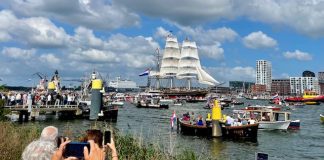 Tall ships kijken in Amsterdam-West: klapstoel en soms een beetje dringen