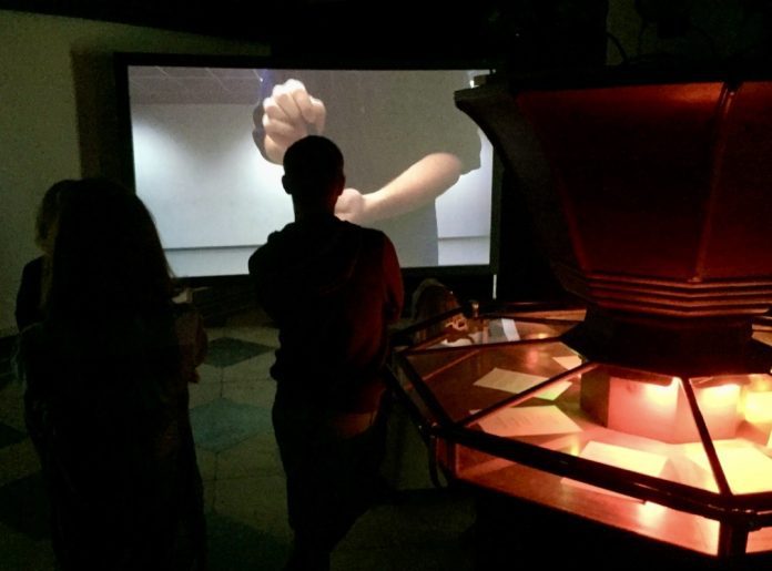 9. Screening The Burning Time Slide Show van Helen Dowling in de Marmeren Hal van Woonwerkpand Tetterode - Foto_ m4gastatelier